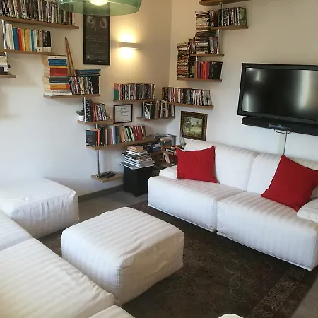 Piazza San Martino Apartment *